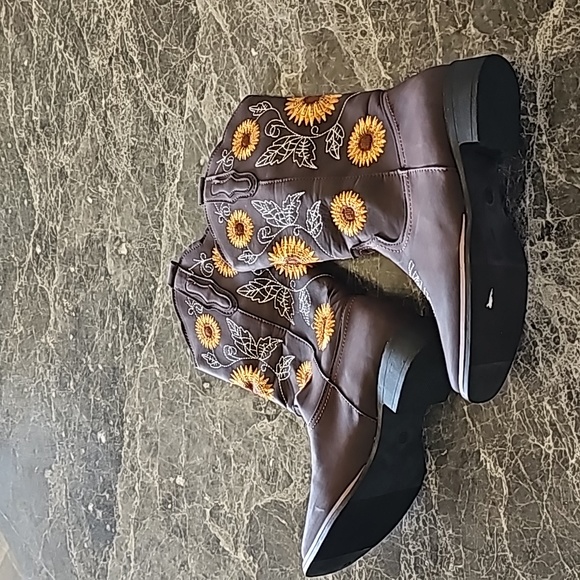 NWT Cowgirl Boots Brown With Sunflower Top Design - Picture 5 of 8